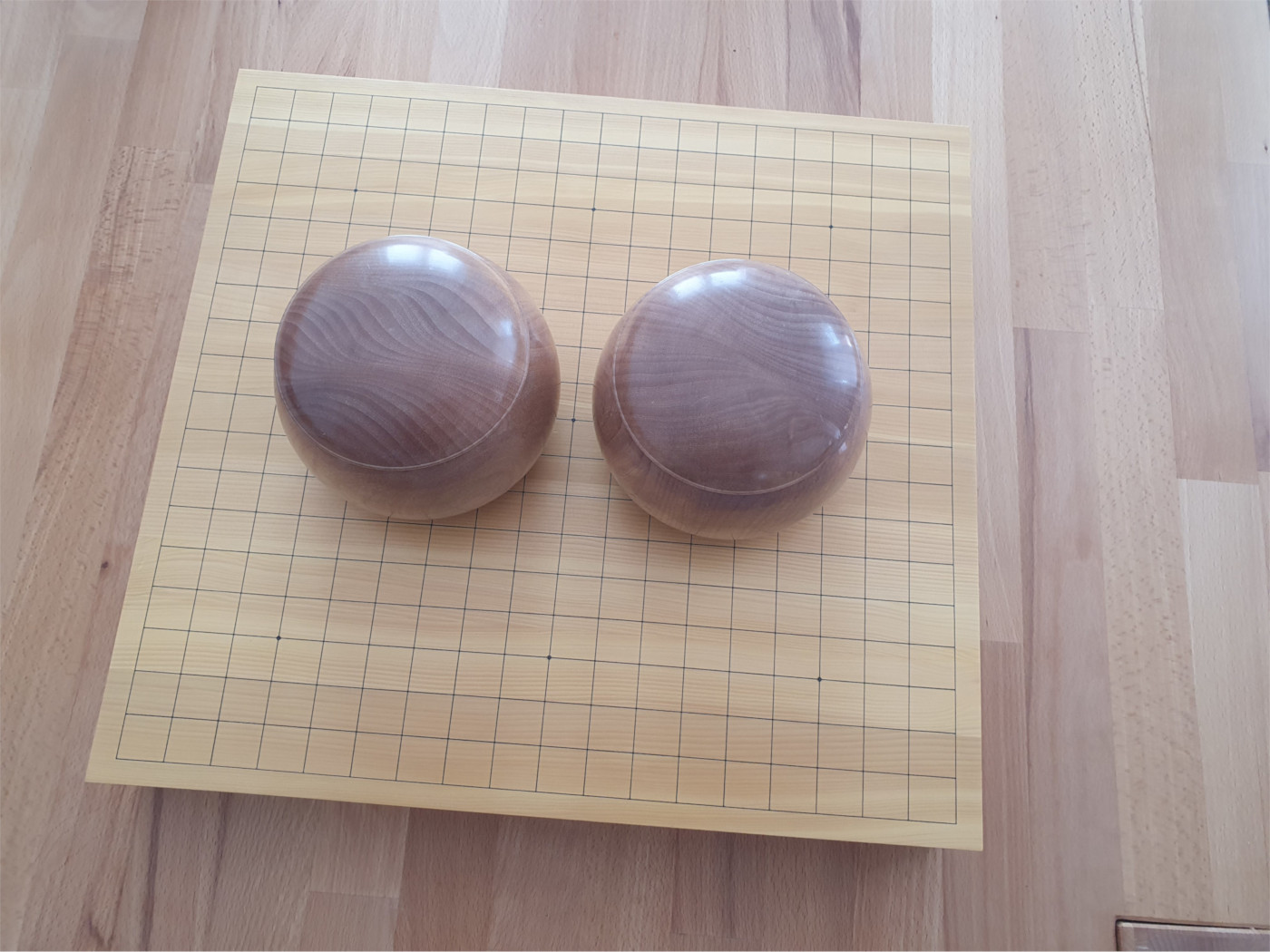 The complete set with bowls and board.