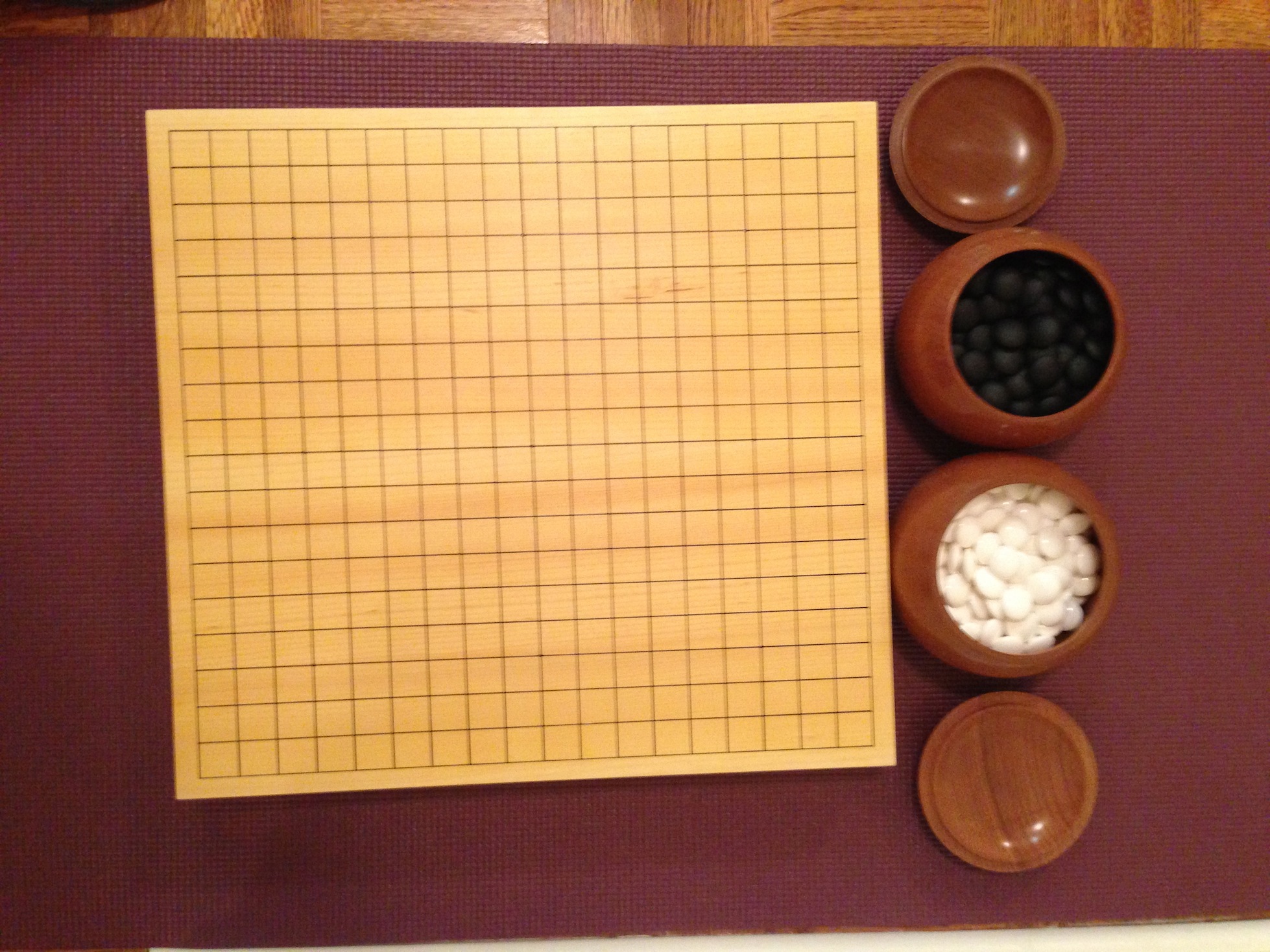 1.75-sun Hyuga Kaya table goban, Sakura gosu and size-34 jitsuyo stones