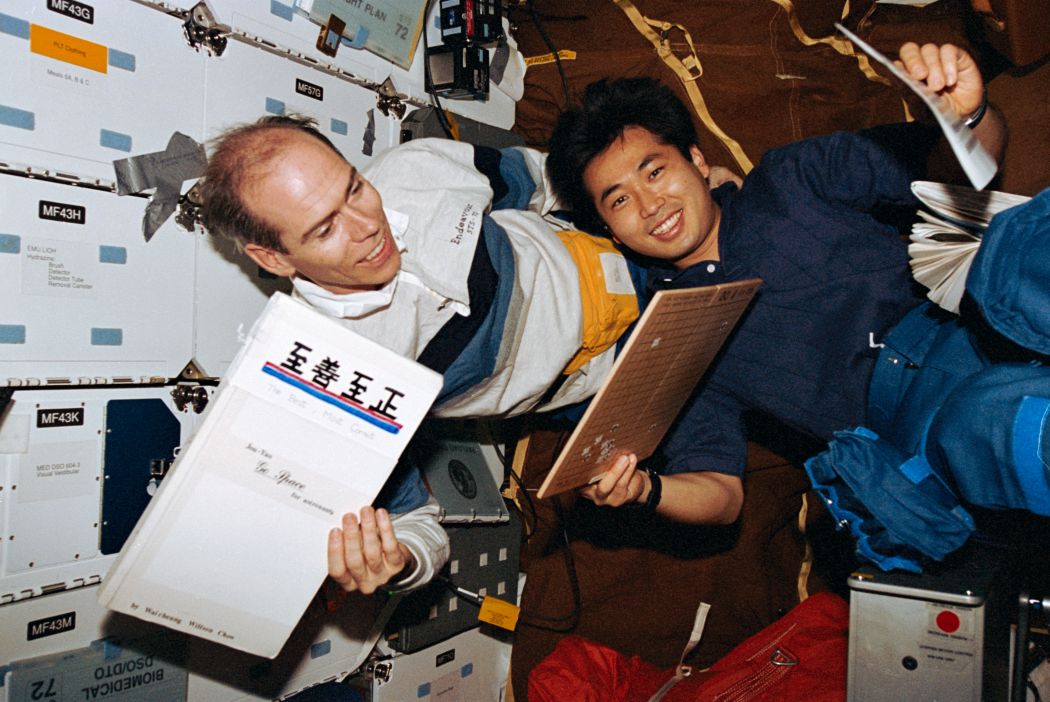 daniel_barry_and_koichi_wakata_play_go_in_space.jpg