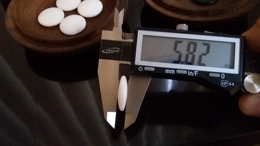 White stone size (it's actually around 6mm, as you can see it's been measured slightly inclined, which is not the proper way.)