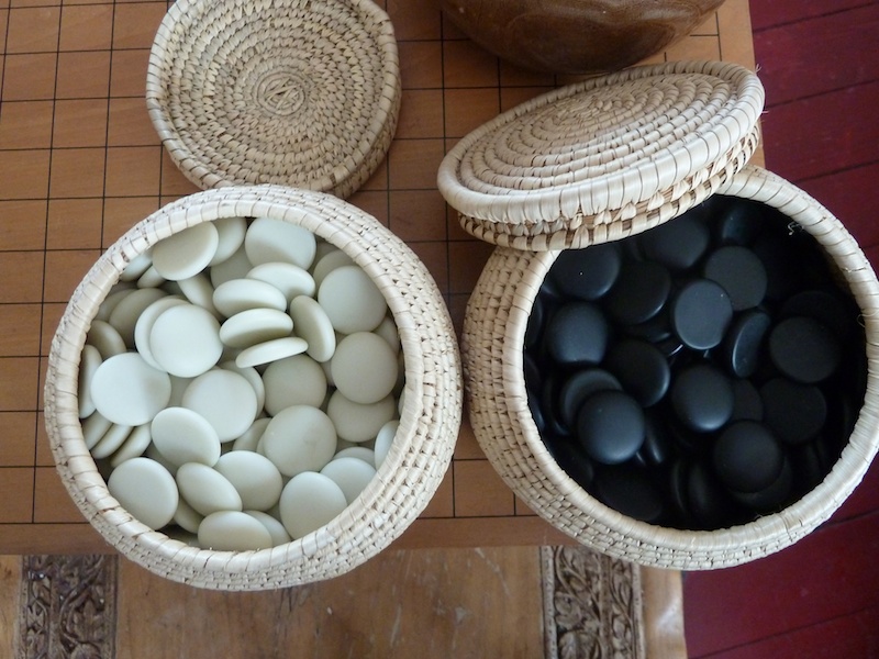 In the original straw bowls, here the colour of the white stones is the most accurate